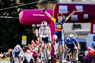 Elisa Balsamo lève les bras au ciel après avoir gagné la 1re étape du TdR Féminin KEYSTONE/JEAN-CHRISTOPHE BOTT